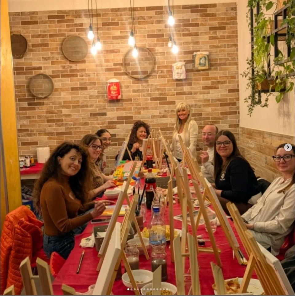 Tavoli preparati con cavalletti e colori in un locale